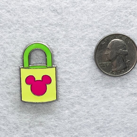 🔮 5/$25 Disney Mickey Mouse Icon Lock Pin - Picture 2 of 3